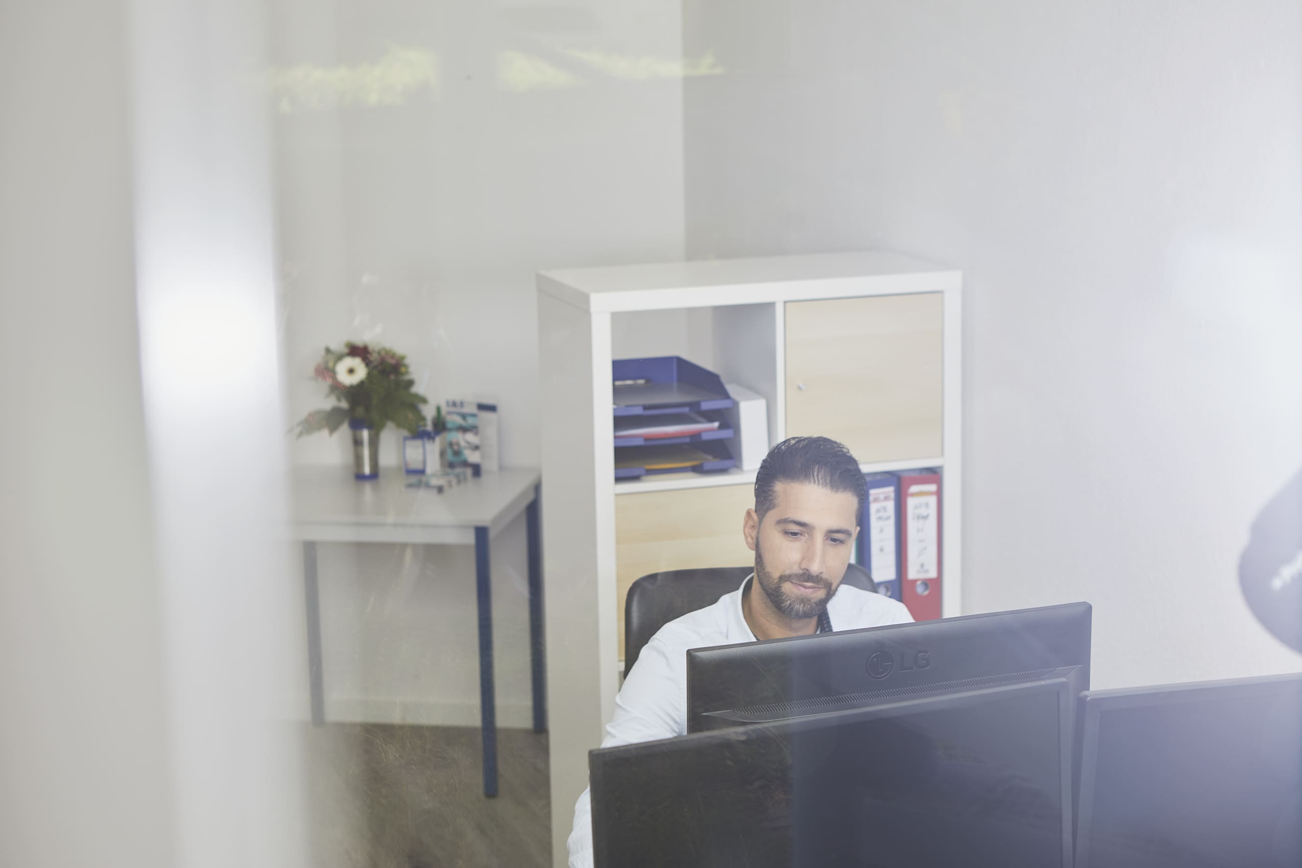 Mitarbeiter der IMS Personal GmbH Berlin am Arbeitsplatz – professionelle Unterstützung in der externen Personalbeschaffung