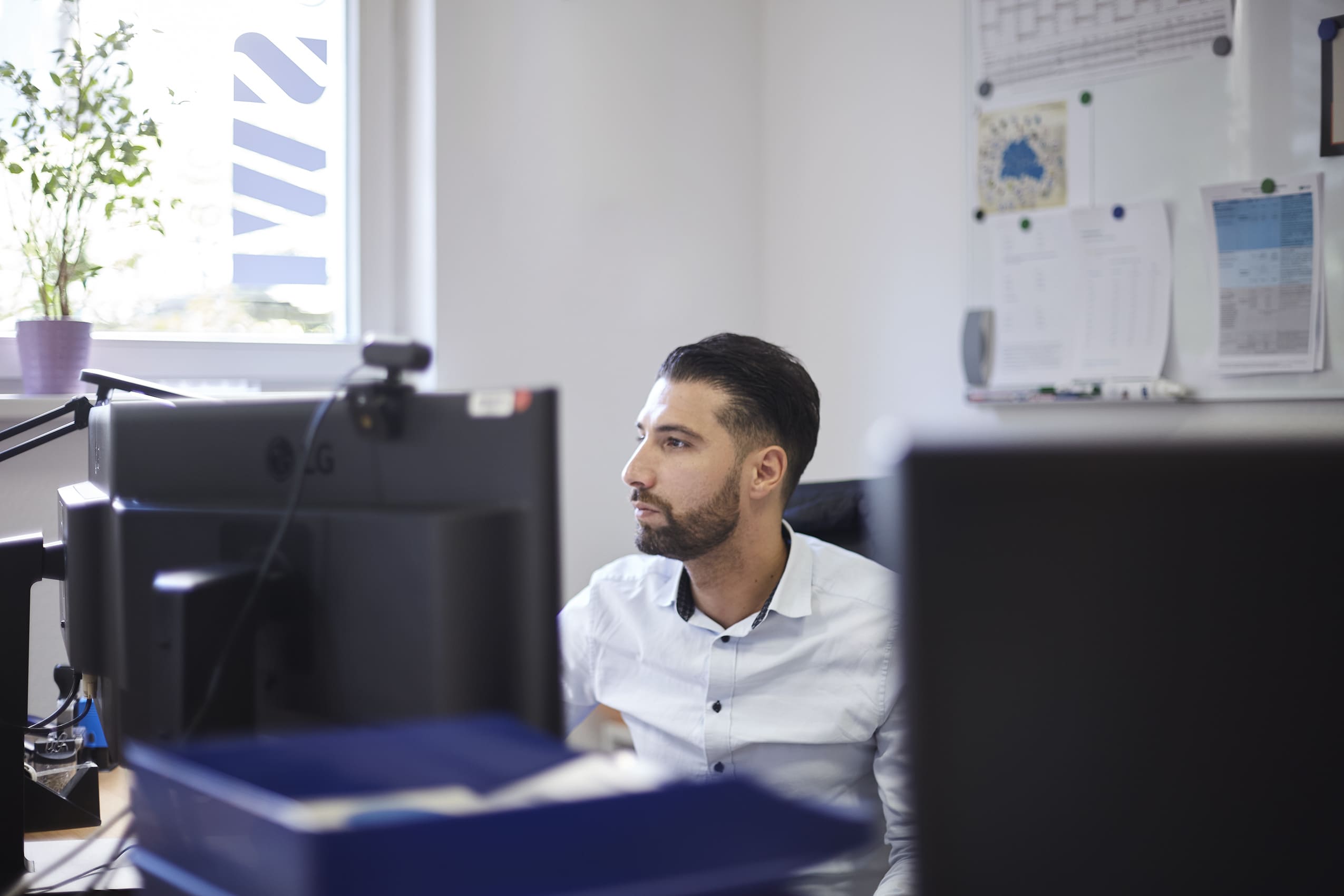 Mitarbeiter der IMS Personal GmbH Berlin am Arbeitsplatz – konzentrierte Arbeit im Bereich Zeitarbeit und Personalvermittlung