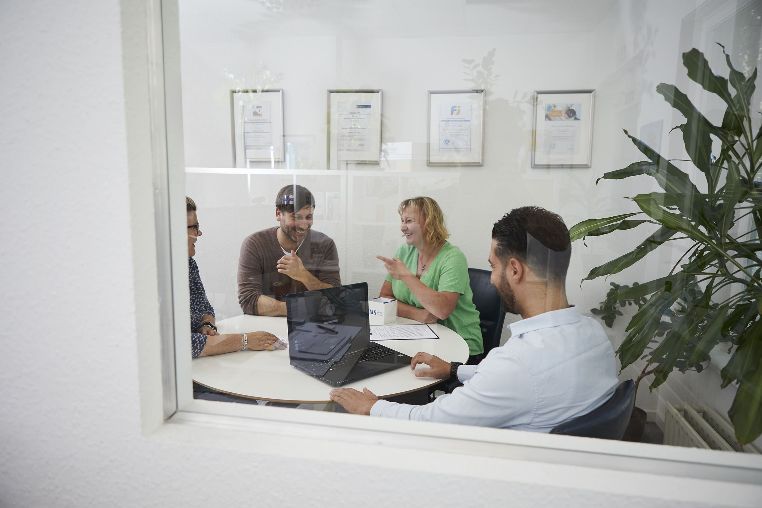 Teammeeting bei der IMS Personal GmbH Berlin – Zusammenarbeit und Beratung in der externen Personalbeschaffung