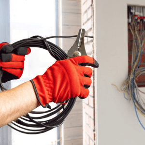 Elektrohelfer Berlin mit Kabel