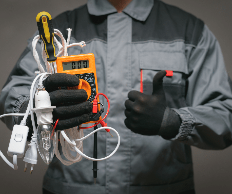 Elektriker Berlin mit Messgerät und Werkzeug – Fachkraft im Elektrobereich mit abgeschlossener Ausbildung