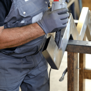 Metallbauer bei der Bearbeitung von Metallkonstruktionen im Rahmen eines Metallbauer Jobs Berlin