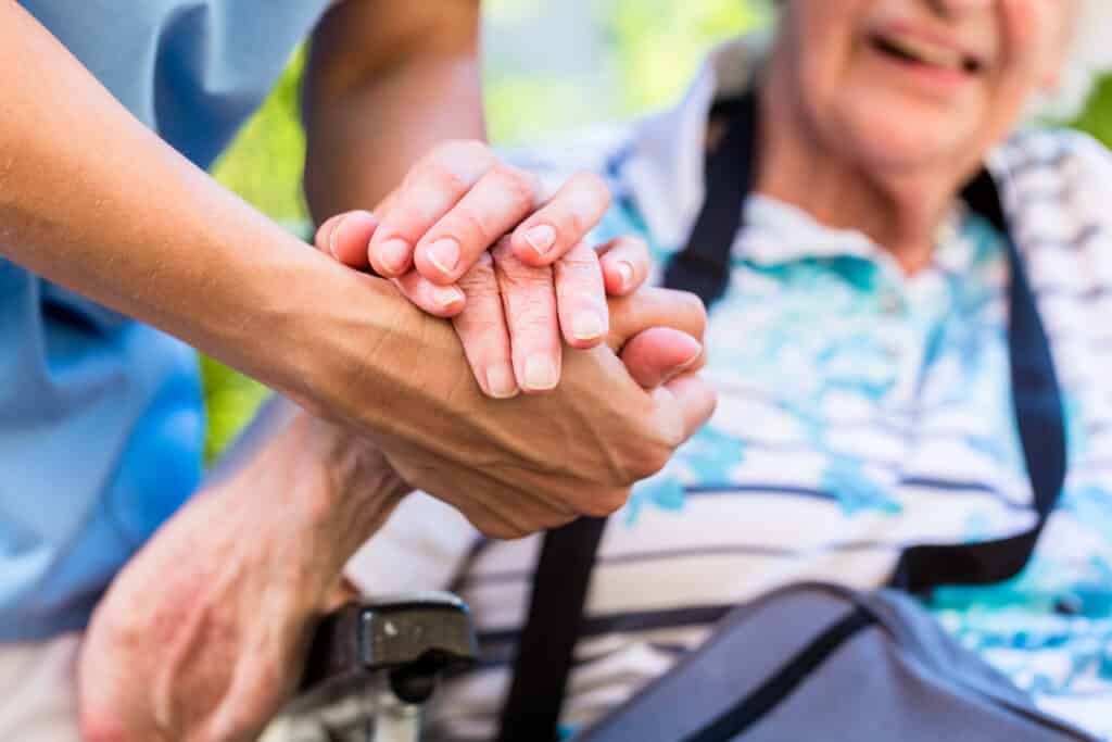 Pflegefachkraft Berlin in der Altenpflege bei IMS Personal GmbH - IMS Personal GmbH Berlin Pflegefachkraft Berlin bei der Betreuung und Pflege von Senioren in einer Pflegeeinrichtung