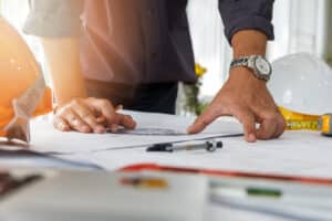 Bürokaufmann Berlin bei der Büroarbeit in einem Handwerksunternehmen mit modernen Arbeitsabläufen.